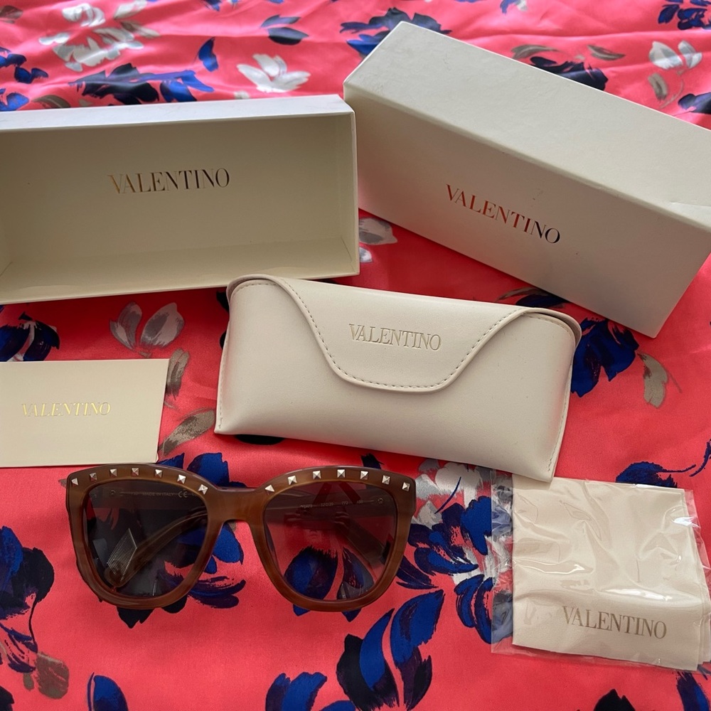 Authentic Valentino Sunglasses 👓🌞